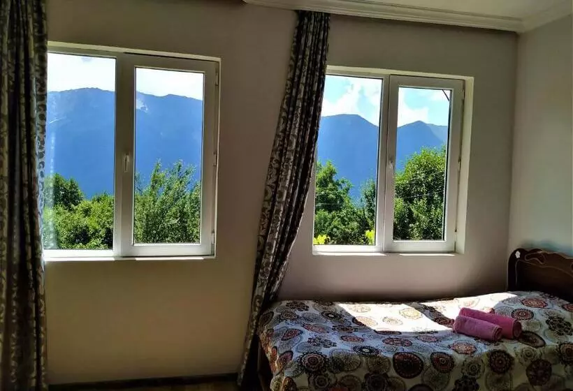 پانسیون Gujejiani Guest House