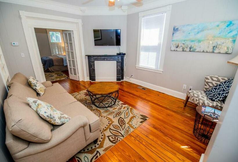 Downtown Annapolis King George 1st Floor Hideaway