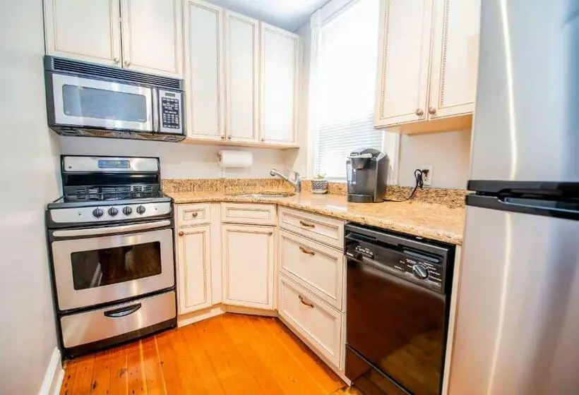 Downtown Annapolis King George 1st Floor Hideaway