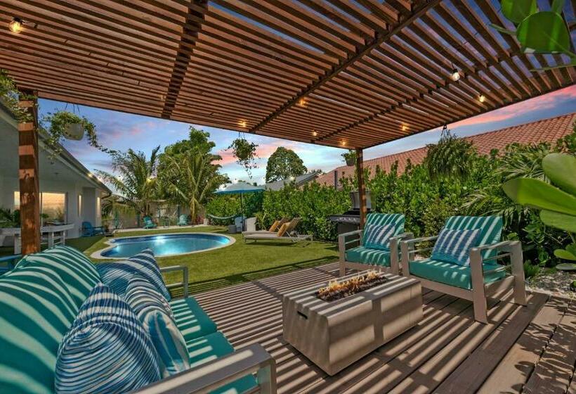 Breezy Oasis With Pooltable, Heated Pool, Golf & Gazeebo L29