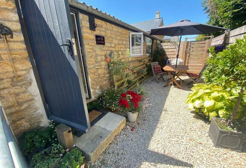 The Cottage At Churchill Farm
