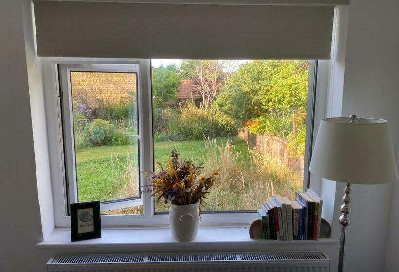 The Cottage At Churchill Farm