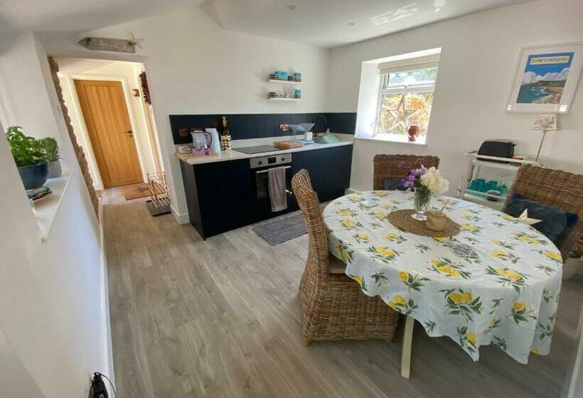 The Cottage At Churchill Farm