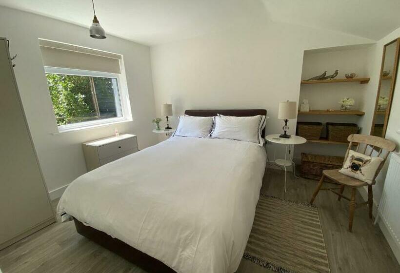 The Cottage At Churchill Farm