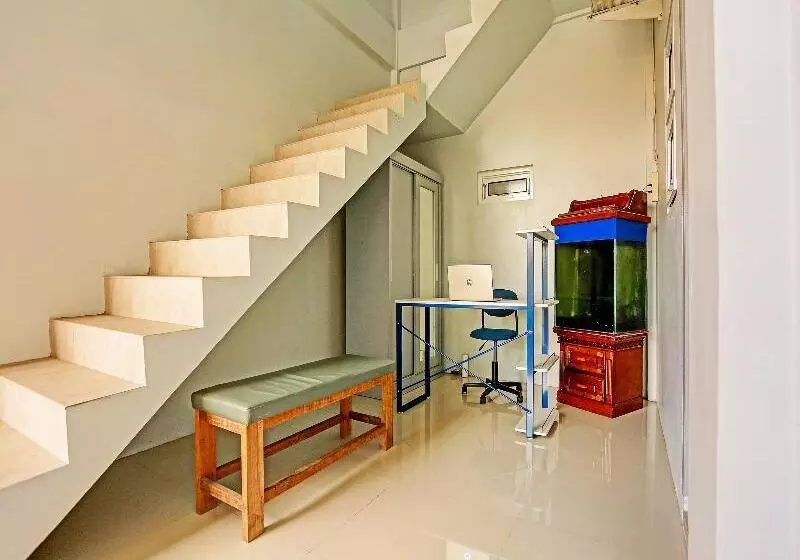 Hotelli Oyo 91434 Cek@n Guest House