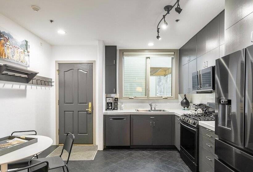 New San Juan 303 By Avantstay Modern Penthouse W Deck Overlooking Main Street