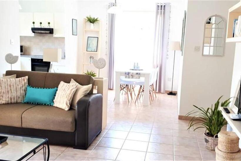 Pafia Modern Apartment