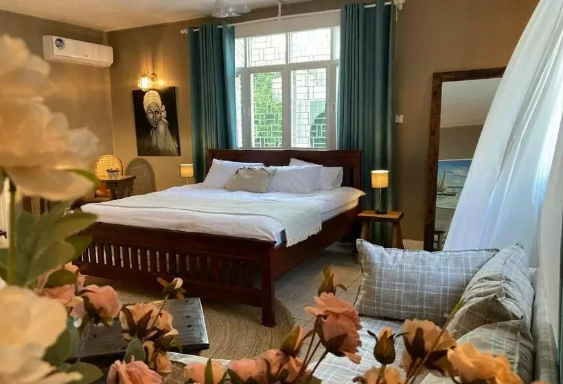 The Place To B&b   The Poolhouse