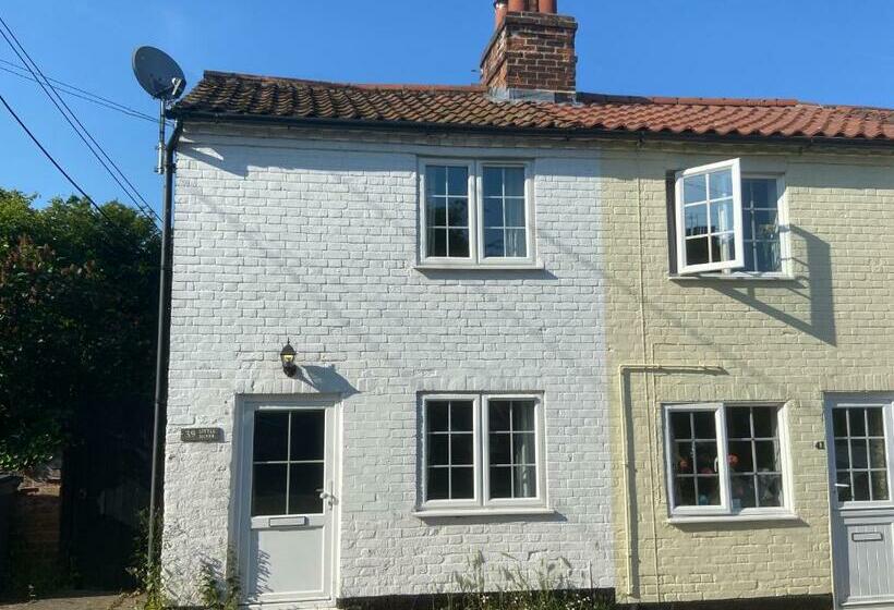 Woodbridge   Cosy Little 2 Bed Cottage