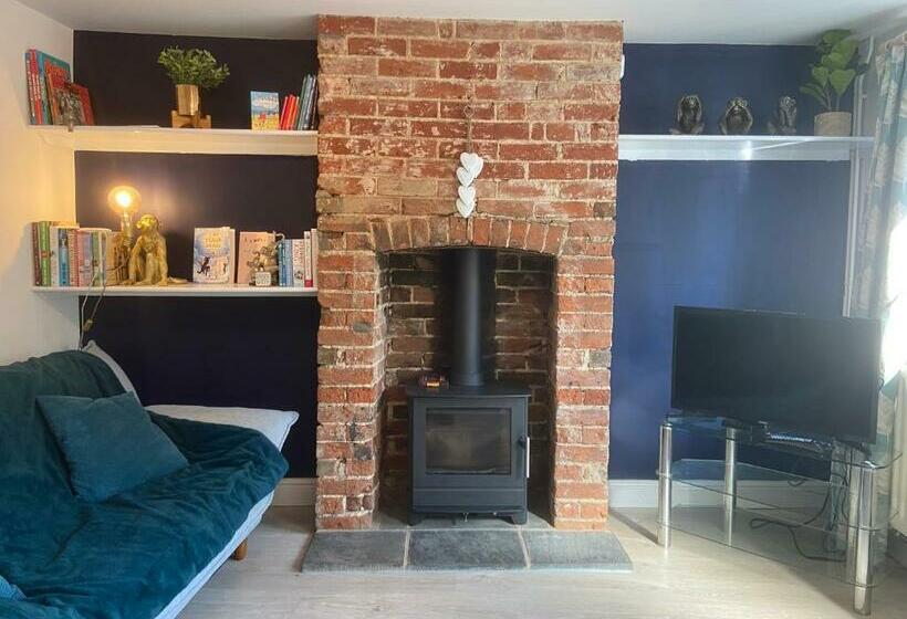 Woodbridge   Cosy Little 2 Bed Cottage