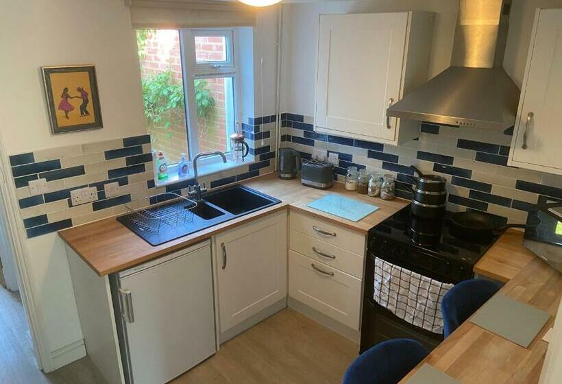 Woodbridge   Cosy Little 2 Bed Cottage