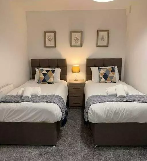 Bridge Place Spacious Home With Plenty Of Beds!