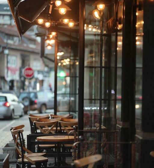 Zambaku I Bardhe Hotel & Bar