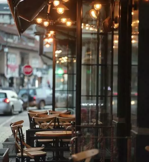 Zambaku I Bardhe Hotel & Bar