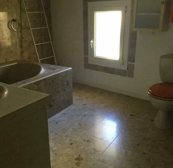 Majatalo Jolie Chambre Avec Petit Jardin Vue Magnifique Pernes Les Fontaines