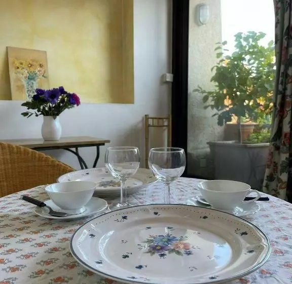 Majatalo Jolie Chambre Avec Petit Jardin Vue Magnifique Pernes Les Fontaines