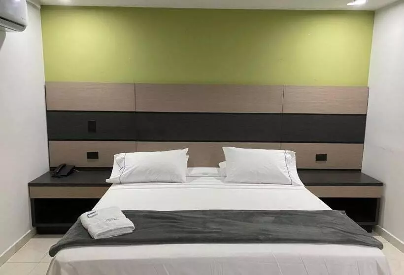 ホテル Plaza Real Ocaña