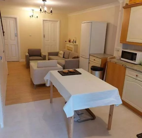 Majatalo Vibrant Single Room Only For One Adult