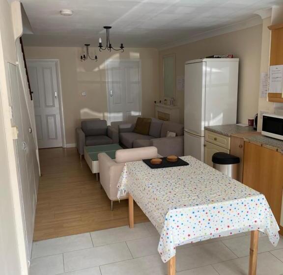 膳宿费 Vibrant Single Room Only For One Adult