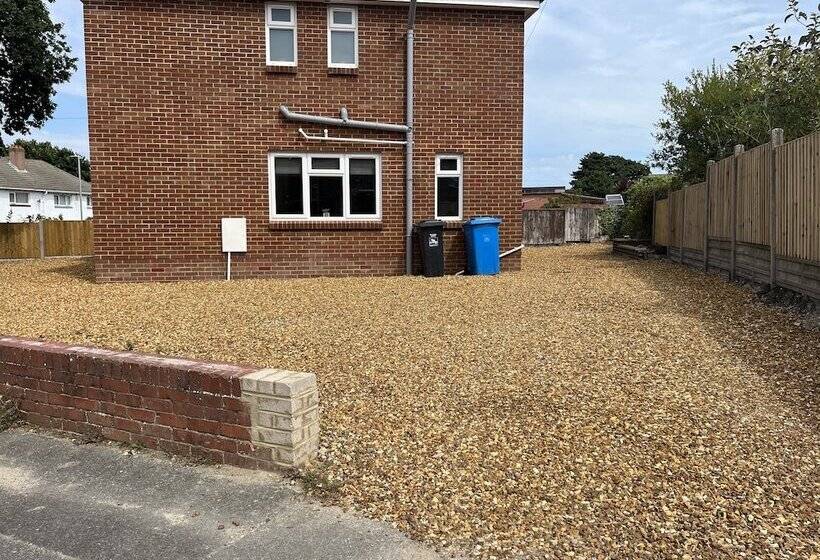 Stunning Modern 6 Bedroom House All With En Suite