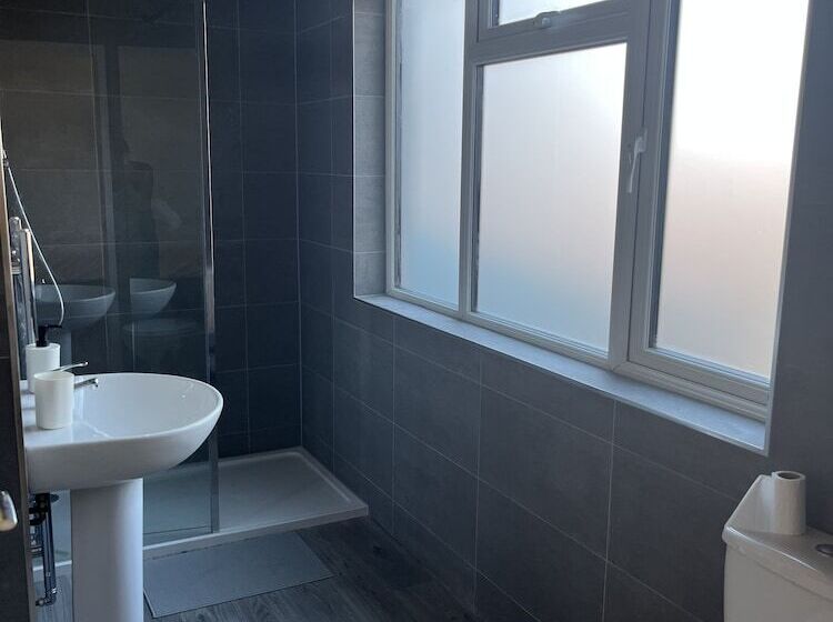 Stunning Modern 6 Bedroom House All With En Suite