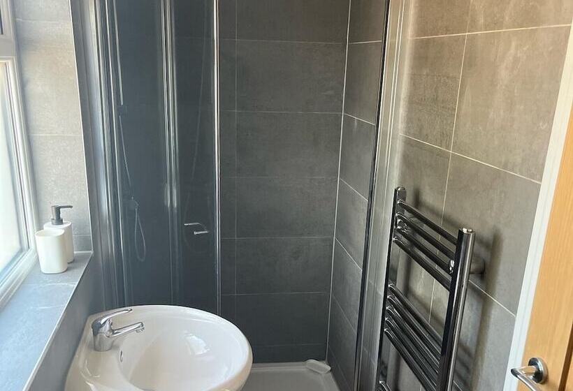 Stunning Modern 6 Bedroom House All With En Suite