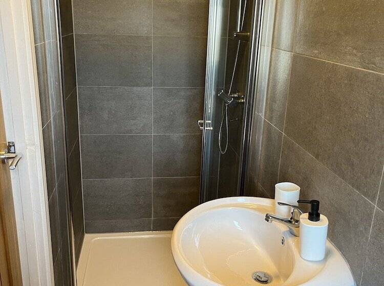 Stunning Modern 6 Bedroom House All With En Suite