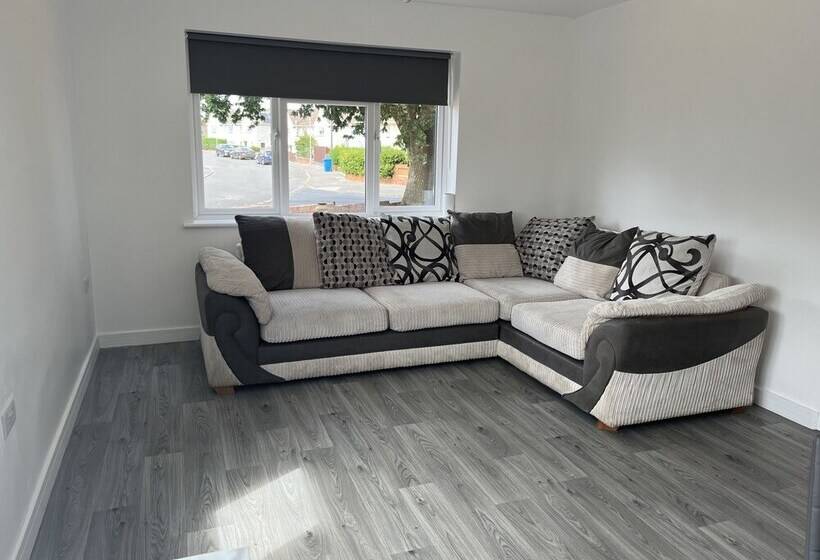 Stunning Modern 6 Bedroom House All With En Suite