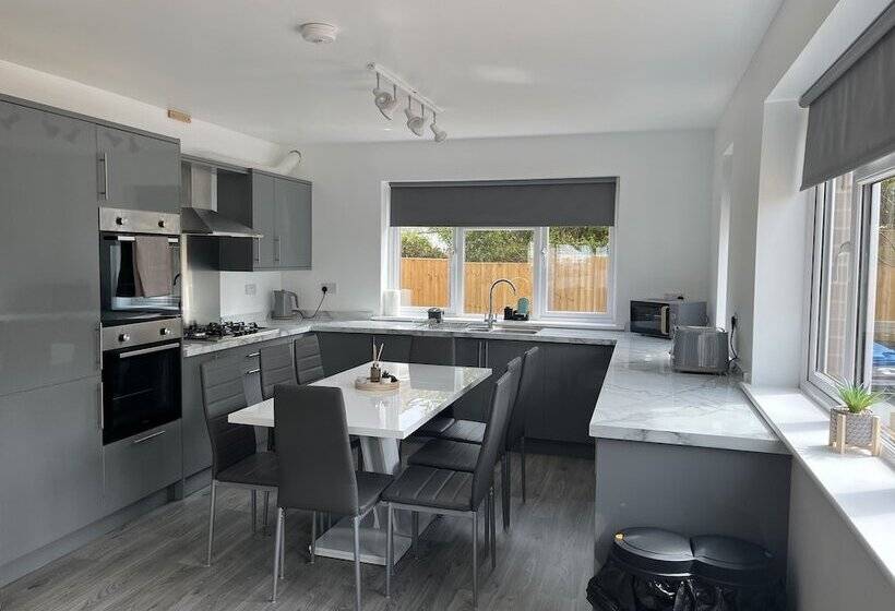 Stunning Modern 6 Bedroom House All With En Suite