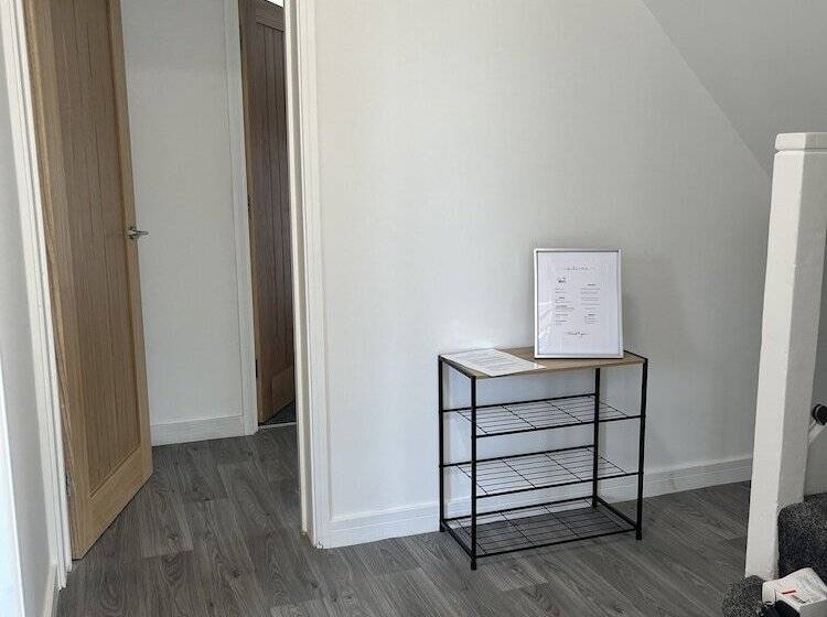 Stunning Modern 6 Bedroom House All With En Suite