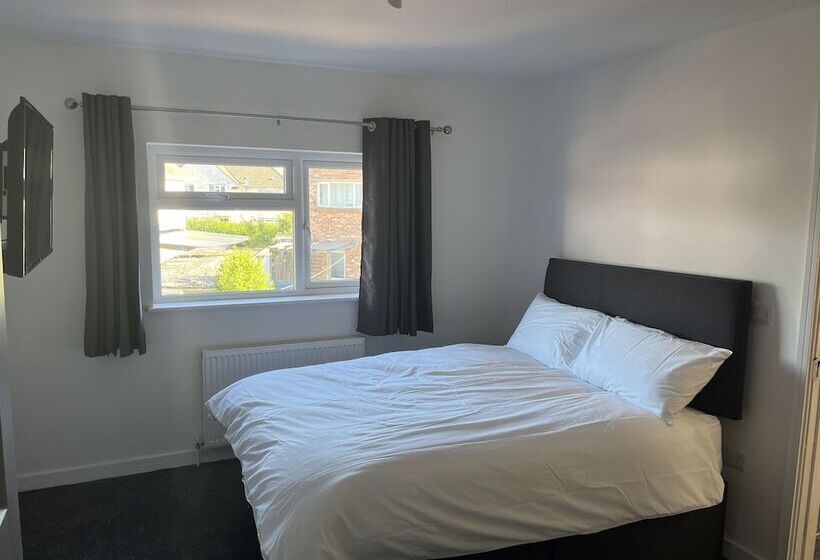 Stunning Modern 6 Bedroom House All With En Suite