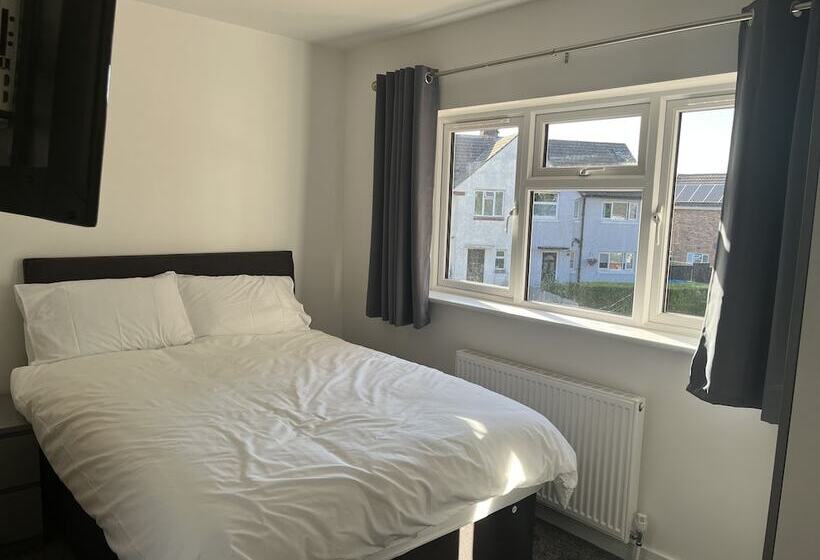 Stunning Modern 6 Bedroom House All With En Suite