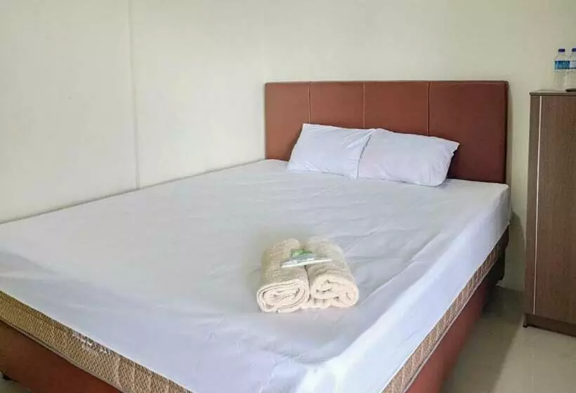 Hotelli Grand Kencana Guesthouse Near Wisata Bahari Lamongan Mitra Reddoorz