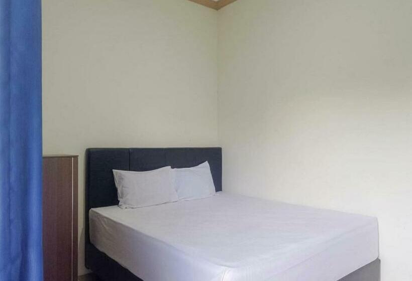 Отель Grand Kencana Guesthouse Near Wisata Bahari Lamongan Mitra Reddoorz