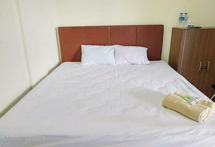 Отель Grand Kencana Guesthouse Near Wisata Bahari Lamongan Mitra Reddoorz