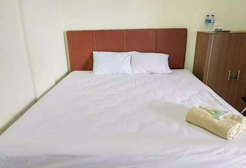 Hotelli Grand Kencana Guesthouse Near Wisata Bahari Lamongan Mitra Reddoorz