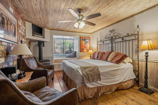 호스텔 Adobe Village Inn Rooms