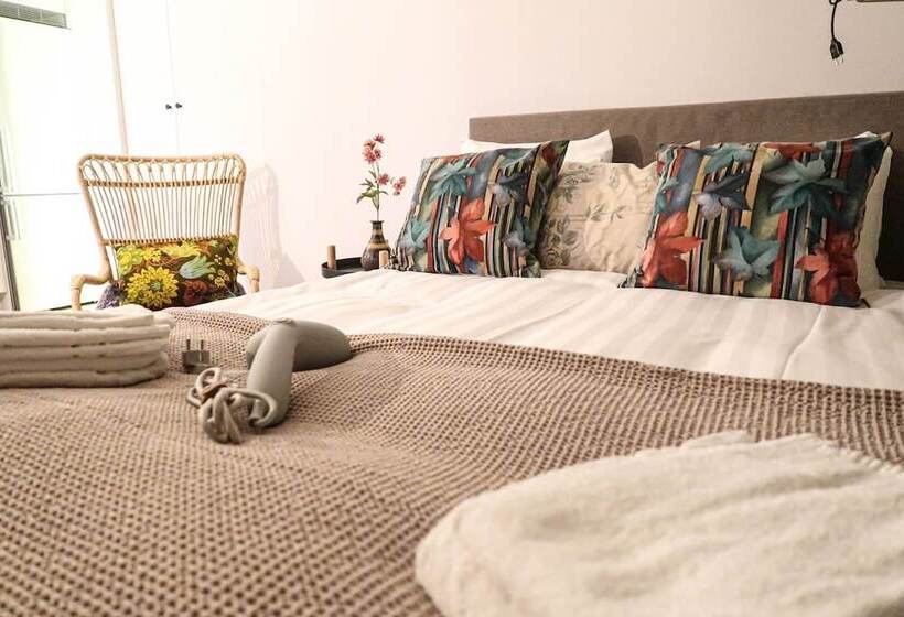 Luxury Business Studio Apartment Garden View