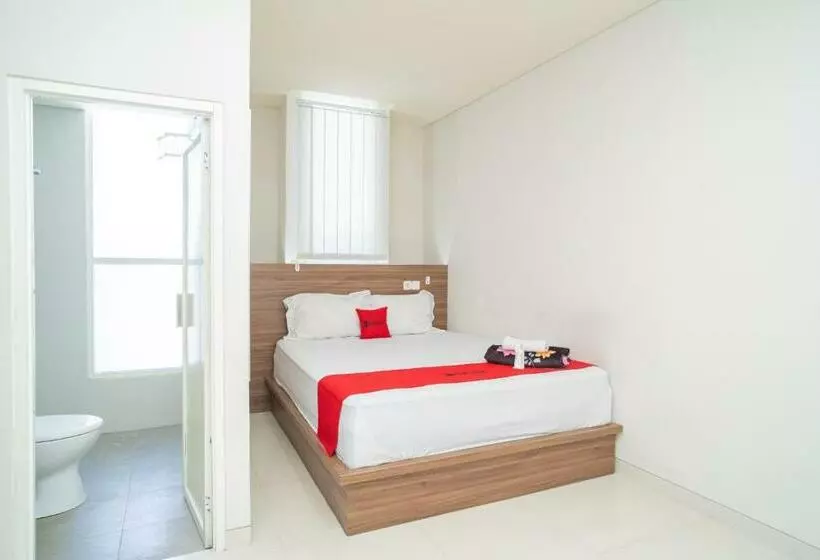 Hotelli Reddoorz Plus @ Jalan Pemuda Timur Bojonegoro