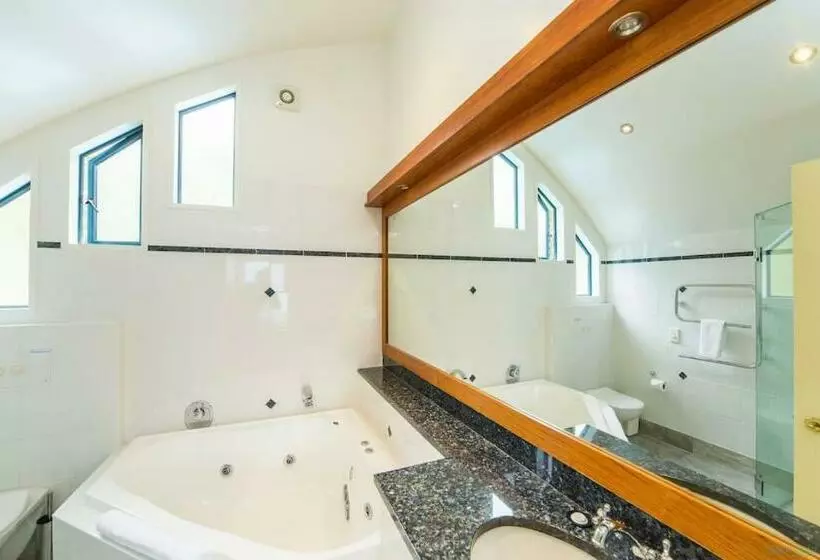 Belfast Retreat   Views And Spa Pool