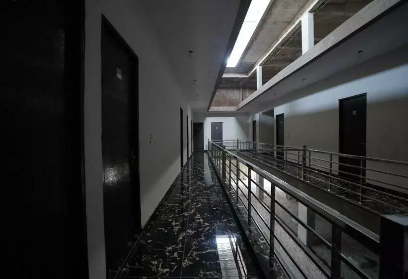 ホテル J R Place & Restaurant By Wb Inn
