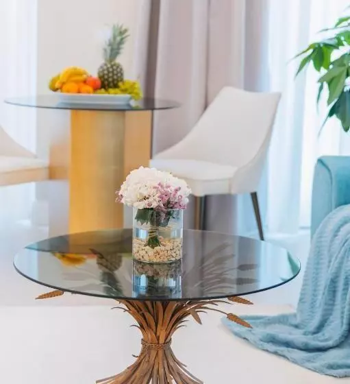 Naxi Suites