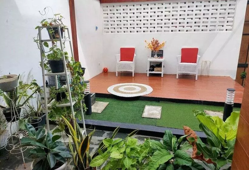 Hotelli Express O 91277 Atiq Homestay Syariah