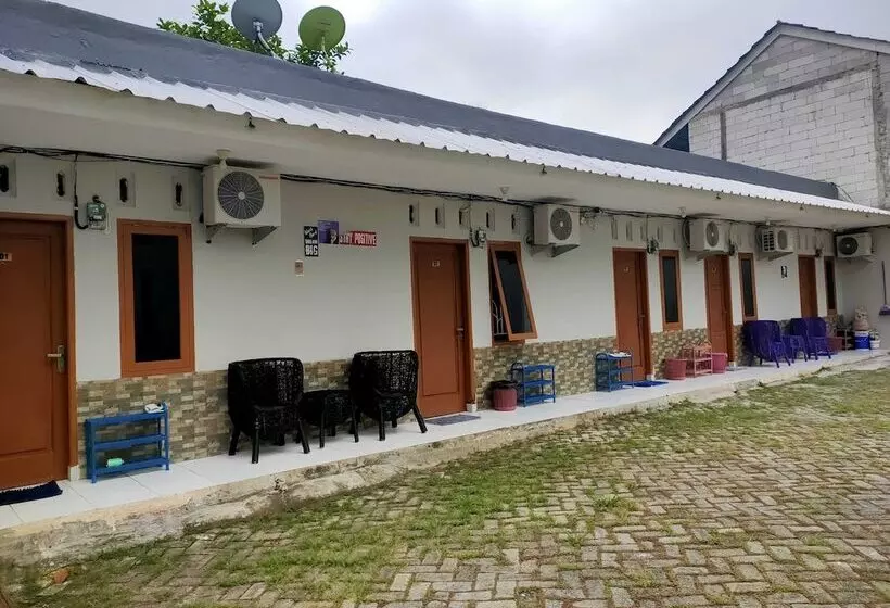 Hotelli Express O 91277 Atiq Homestay Syariah