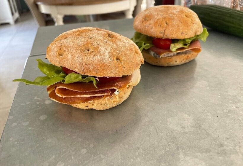 بنسيون La Petite Salamandre