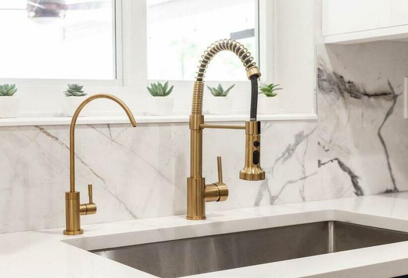 Beautiful Pompano Beach Retreat! Salt Water Pool!