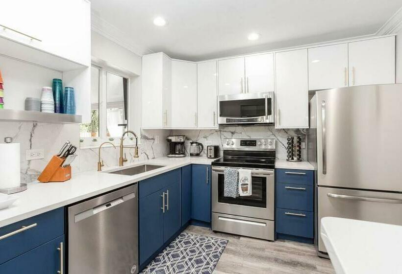 Beautiful Pompano Beach Retreat! Salt Water Pool!