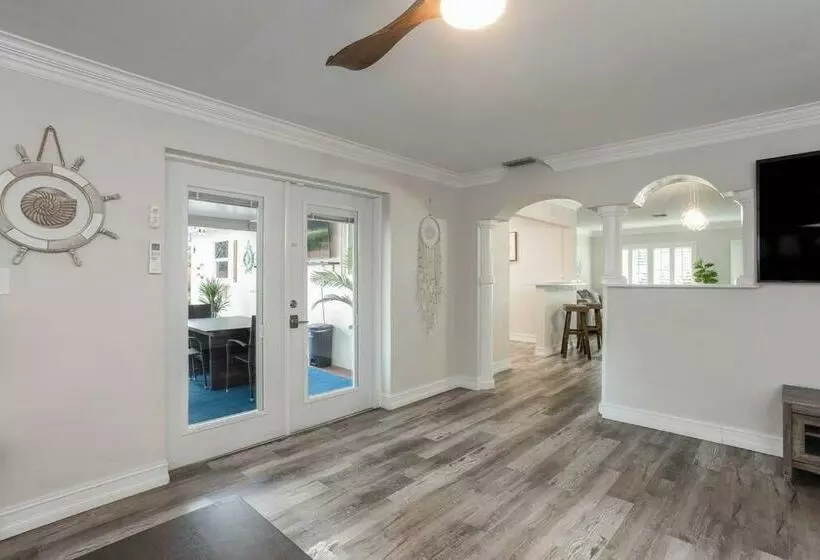 Beautiful Pompano Beach Retreat! Salt Water Pool!