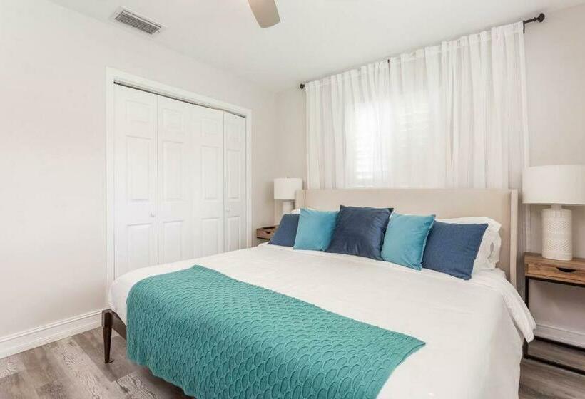 Beautiful Pompano Beach Retreat! Salt Water Pool!