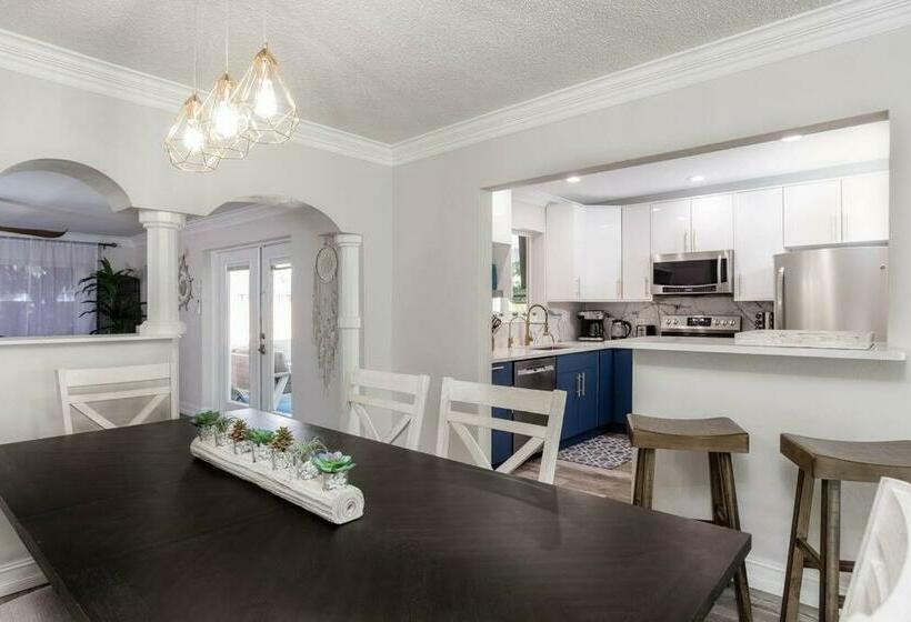 Beautiful Pompano Beach Retreat! Salt Water Pool!